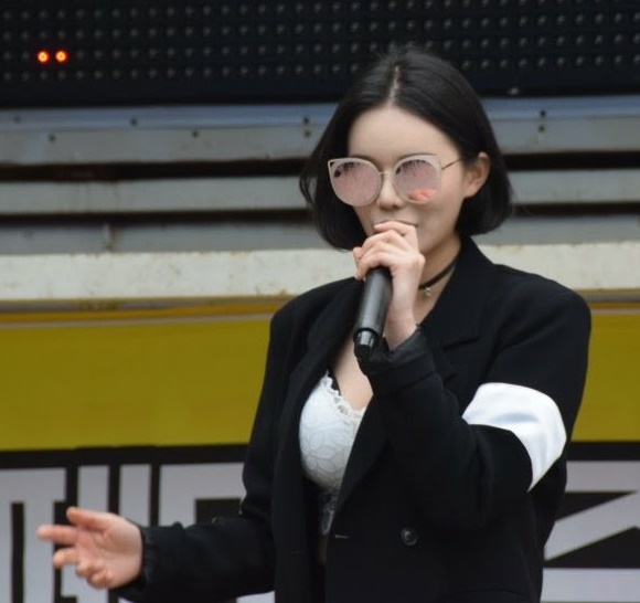 노래부르는 송시인