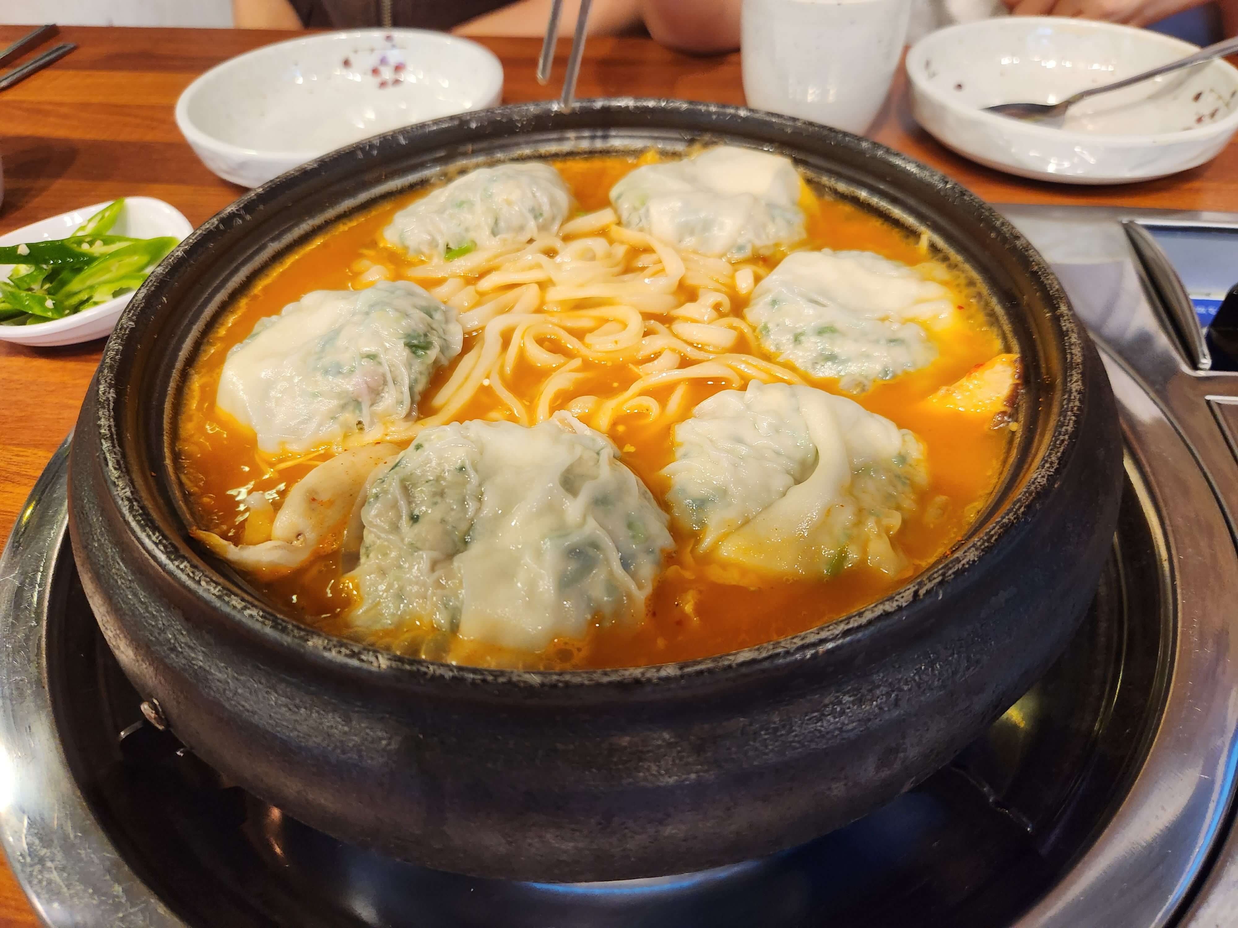 2인분 얼큰만두전골(만두6개&#44; 칼국수&#44; 버섯이 한꺼번에 넣어져 나옵니다)