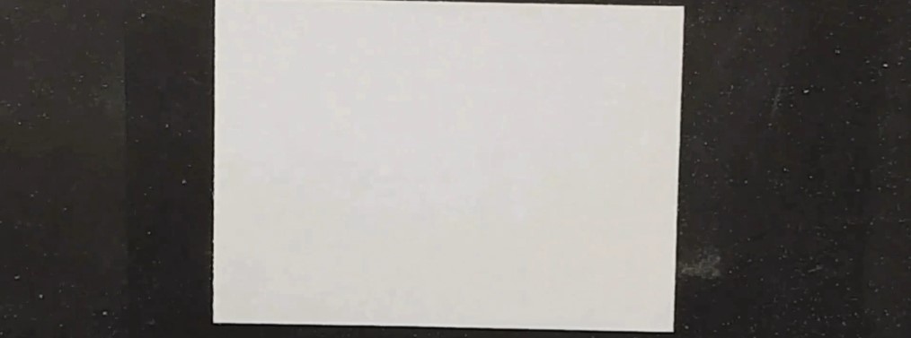 A4용지를 작게 자른 종이와 4B연필, 지우개. 그리고 주황색 형광펜을 준비했습니다.