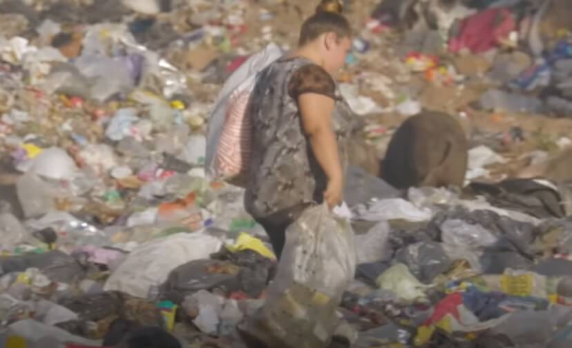 쓰레기장에서 먹을것을 찾는 아르헨티나 국민