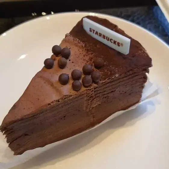 진한 초콜릿 크레이프 케이크