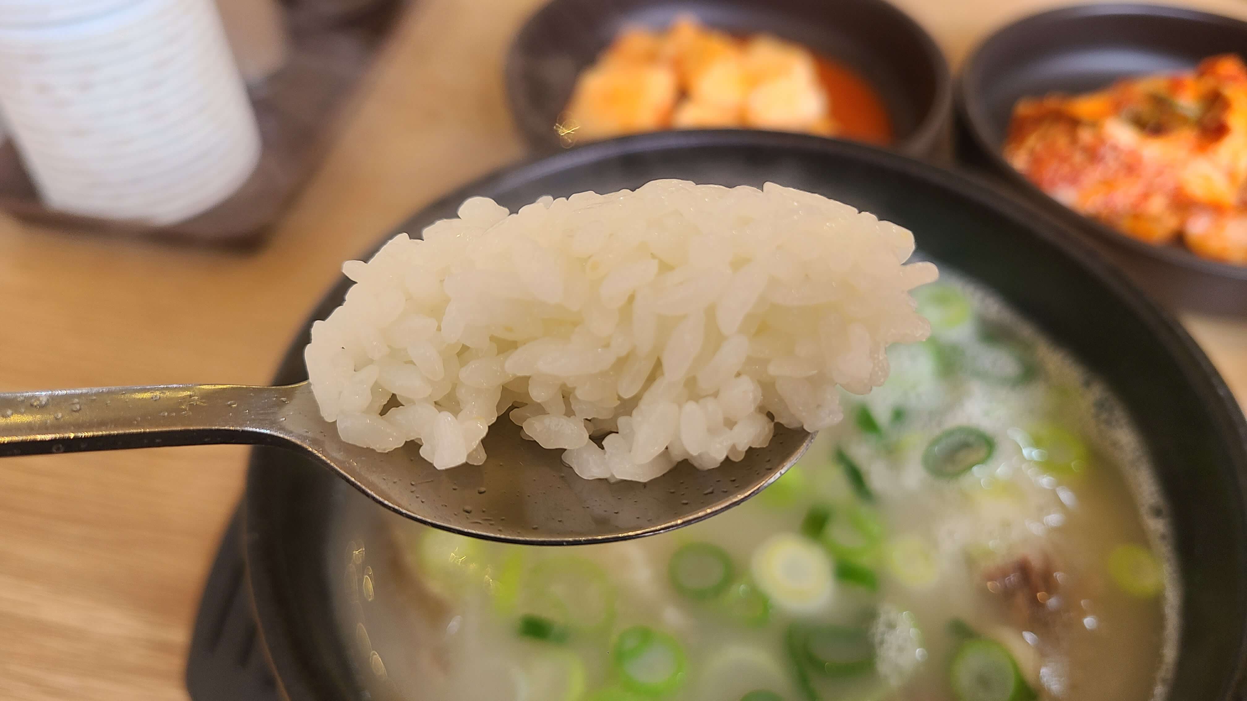 정든한우-소머리국밥-밥-한-숟가락