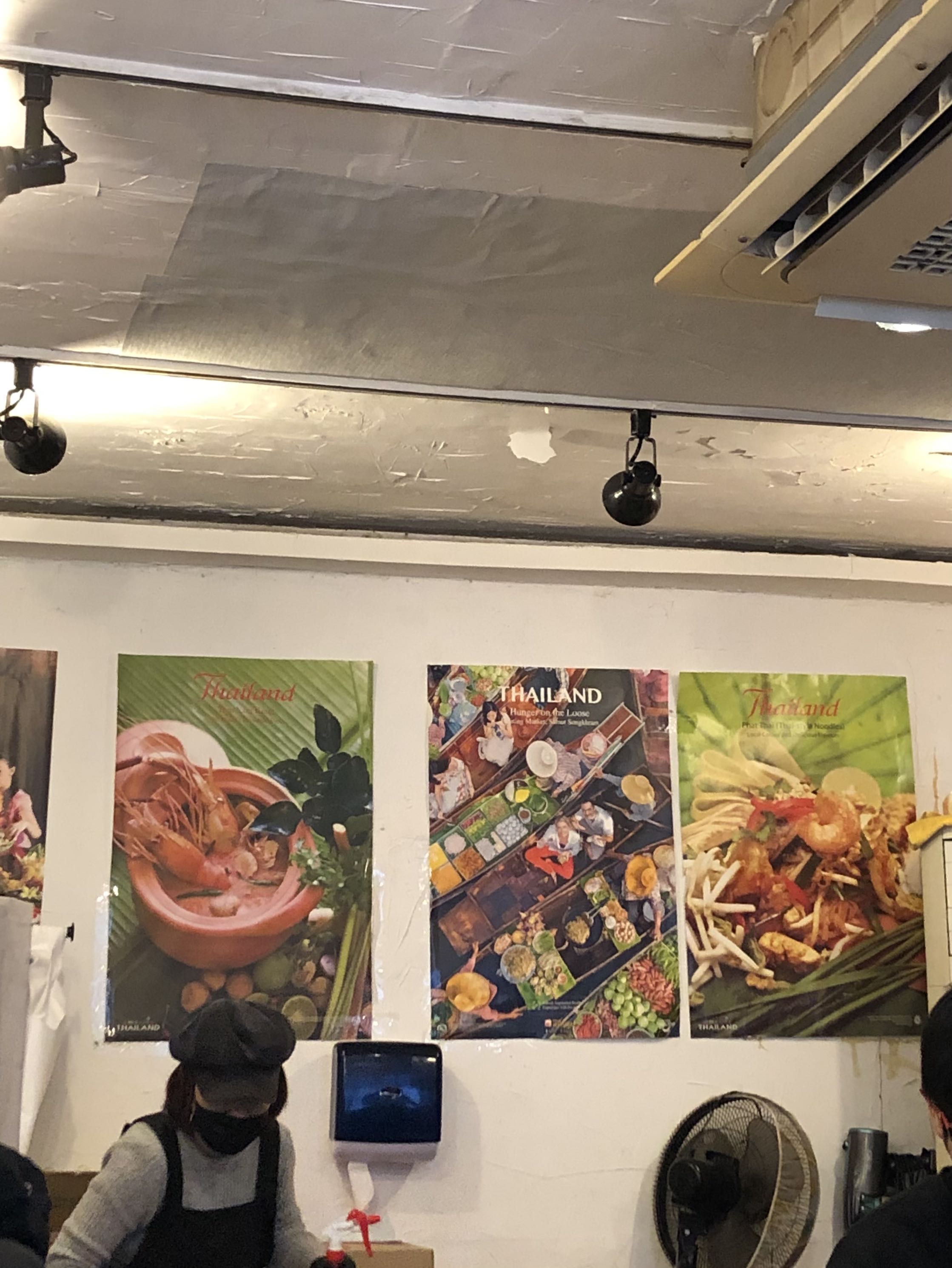 포스터로 꾸며진 내부
