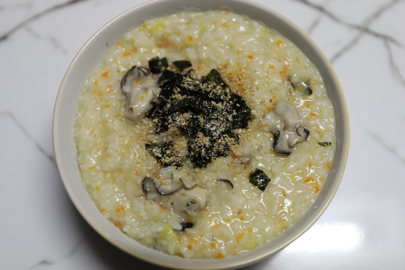 기본 야채와 굴을 넣고 완성시긴 굴 야채죽