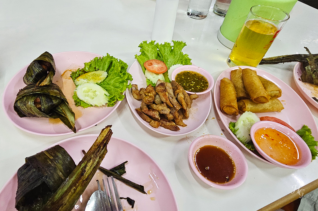 태국 방콕 쑤다 식당 SUDA Restaurant 닭구이&amp;#44; 커무양&amp;#44; 스프링롤&amp;#44; 맥주