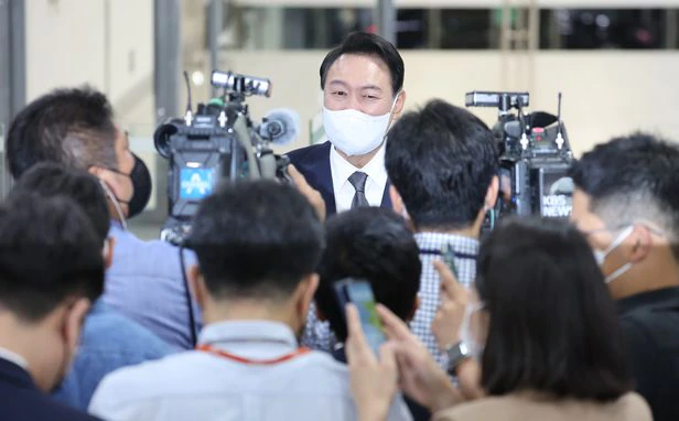  尹 수사라는 건 원래 과거가 대상 민주당 정부 땐 안했나 한상혁·전현희 등 야권 인사 국무회의 참석엔 굳이 올 필요 없는 사람들, 임기가 있으니 알아서 판단하지 않겠나 미래 수사 없는 것