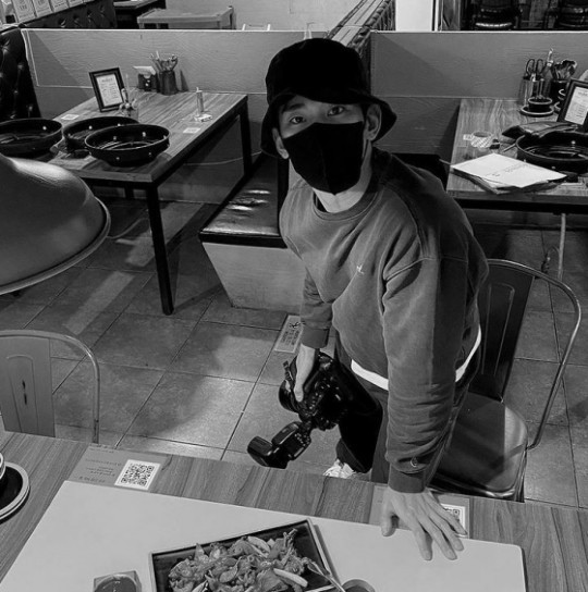  김수현, 마스크 뚫고 나오는 잘생김…막 찍어도 화보