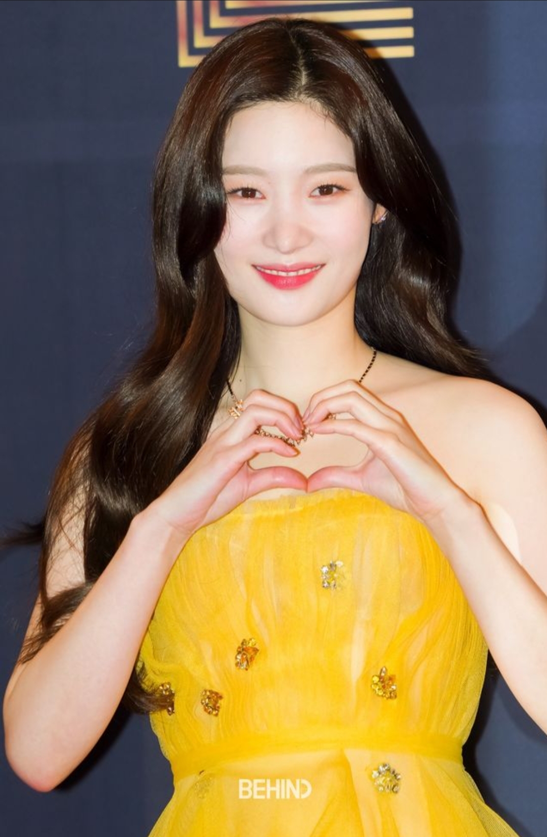  [포토] 정채연, 노란 드레스+러블리 하트 '미모 만개'··· '2022 MBC 연기대상' 레드카펫