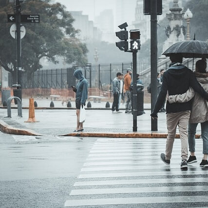 비오는-날-사람들이-횡단보도-건너는-사진