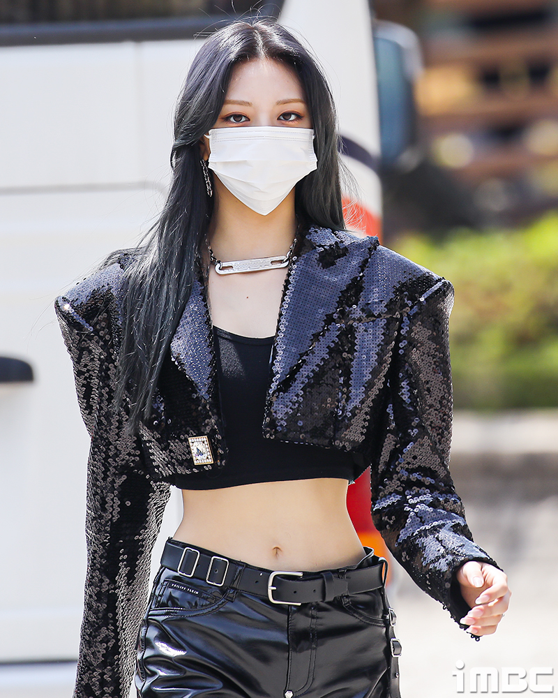  [사진] 있지 유나, '한줌 허리' 과시하며 모델 포스~