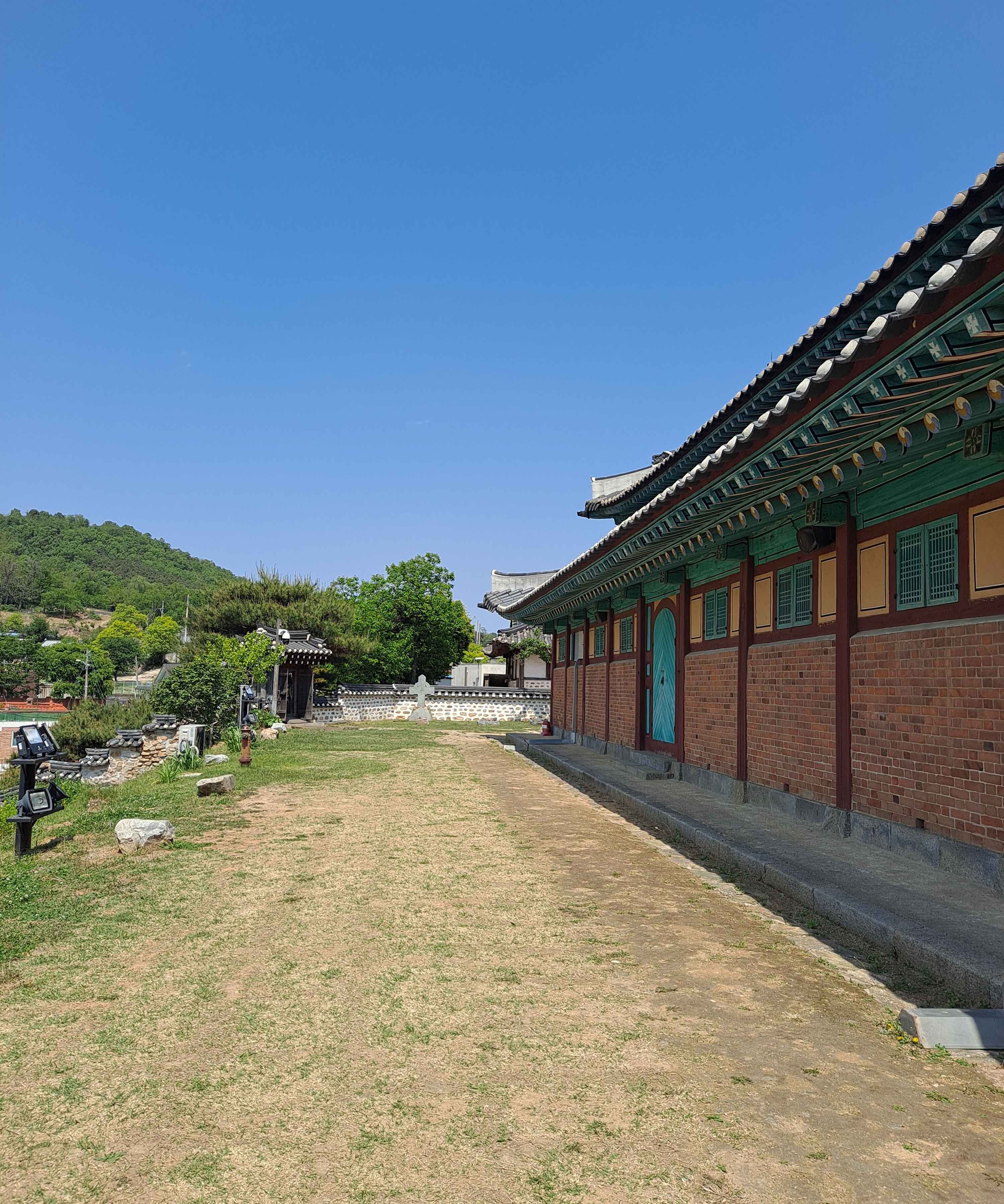 강화성전 옆마당