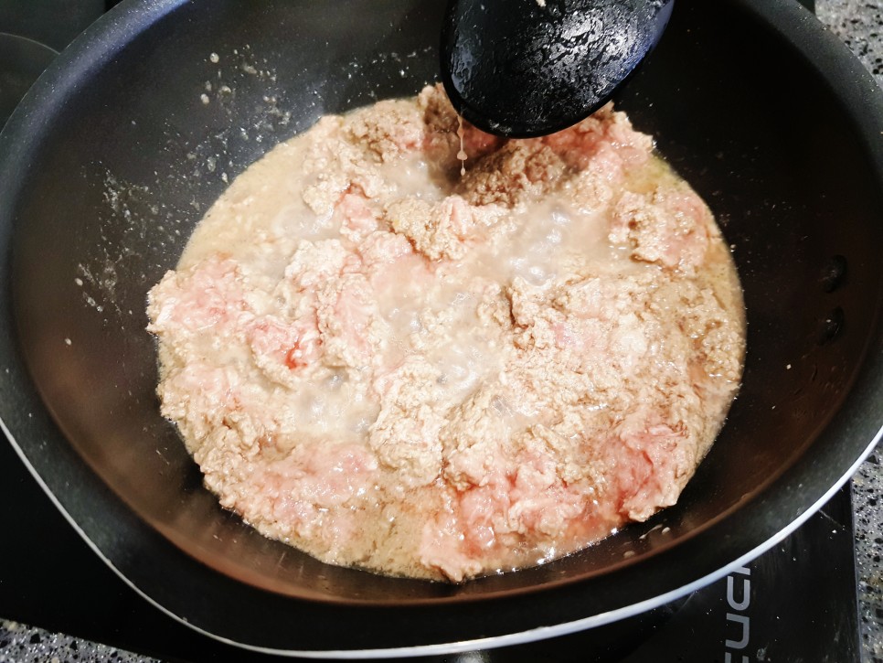 백팩커 백종원 러시아식 고기 스튜 만들기 비프 스튜 파프리카 버섯을 넣고 버섯 크림 리조또 마카로니 삶은 법 비프 스트로가노프 다진 고기 요리 18