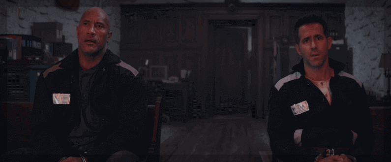 Hartley와 Booth는 혼란스러운 표정으로 앉아 있습니다.