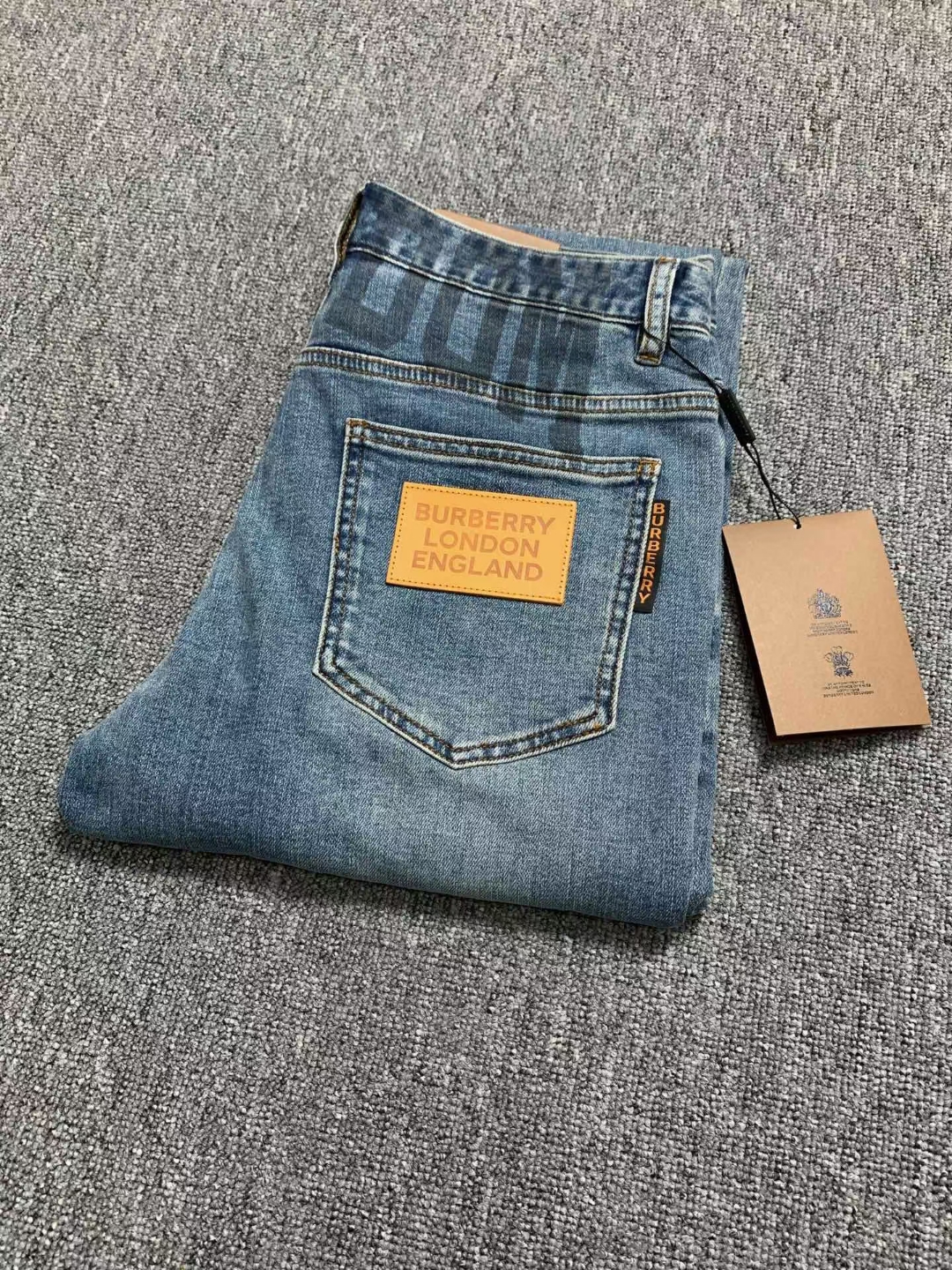  [BURBERRY] 버버리 아플리케 로고 워싱 데님 팬츠