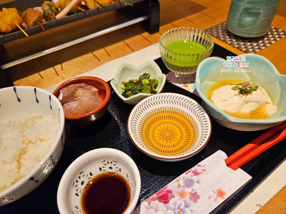 일렬로 늘어선 맛있는 꼬치 튀김 교토 기온 본점 마이코 한 리뷰