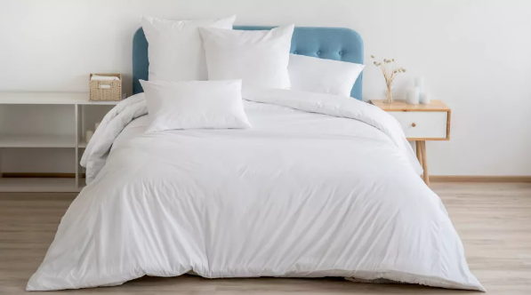 흰색 침구가 있는 침대(이미지 출처: Shutterstock)