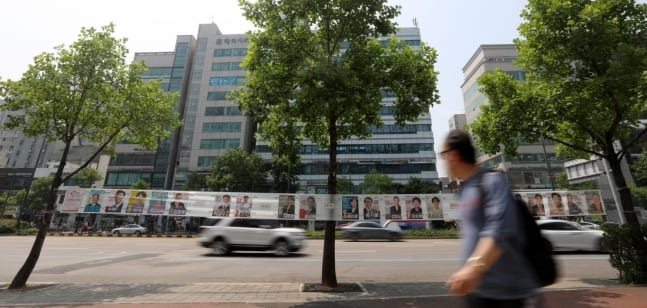  요즘 누가 믿나...들쑥날쑥 여론조사는 눈 먼 세대를 위한 눈 가림...문정권 5년 간 길들여져
