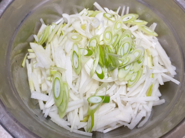 무생채 맛있게 하는법 절이지 않는 새콤달콤 무생채 황금레시피 - 파인리뷰 무생채 맛있게 하는법 절이지 않는 새콤달콤 무생채 황금레시피 - 파인리뷰
