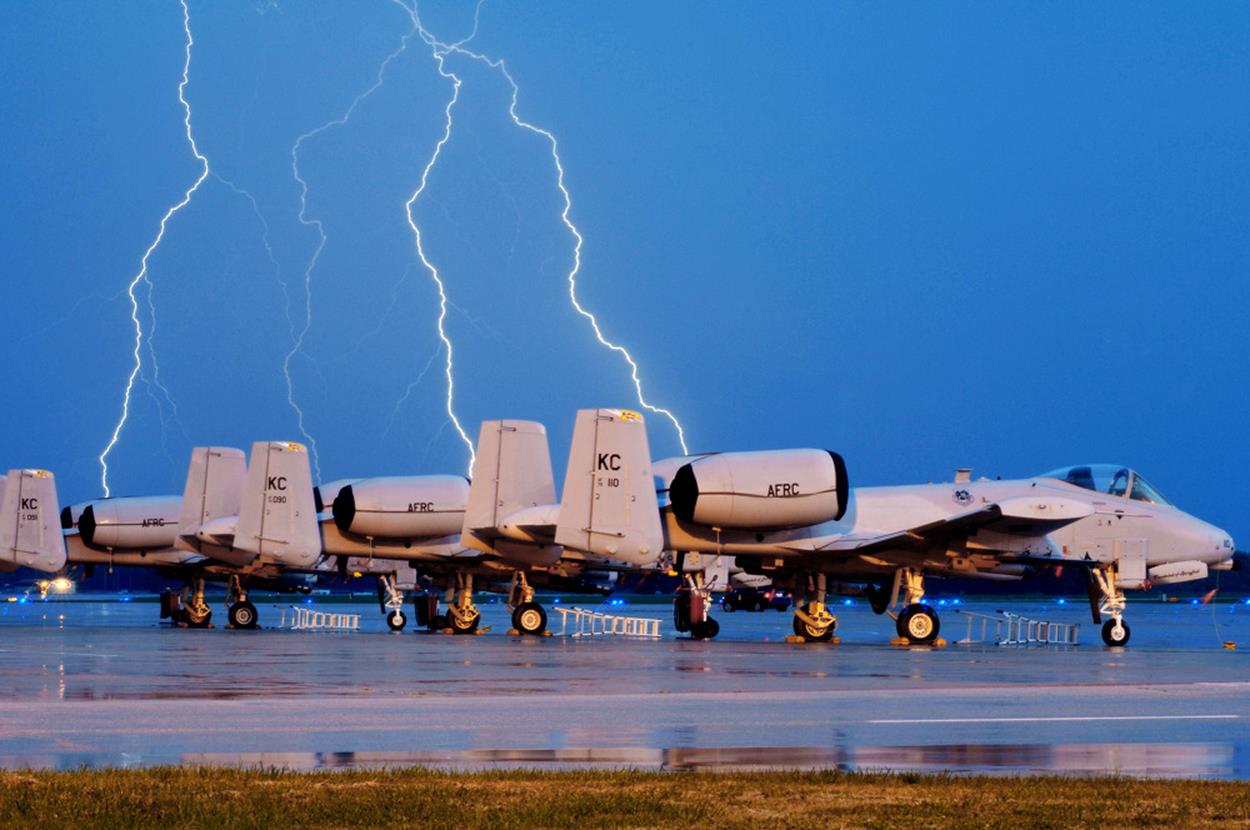 A-10 공격기 탱크킬러  A10 썬더볼트 Thunderbolt 폭격기 흑멧돼지