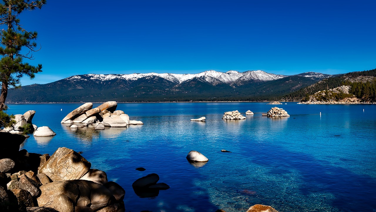 타호 호수 (Lake Tahoe)&#44; 캘리포니아 (California)와 네바다 (Nevada)