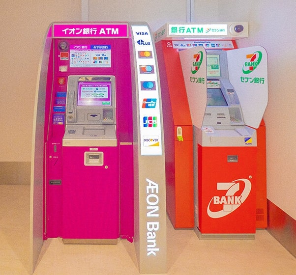 후쿠오카 공항의 이온은행ATM과 세븐은행 ATM