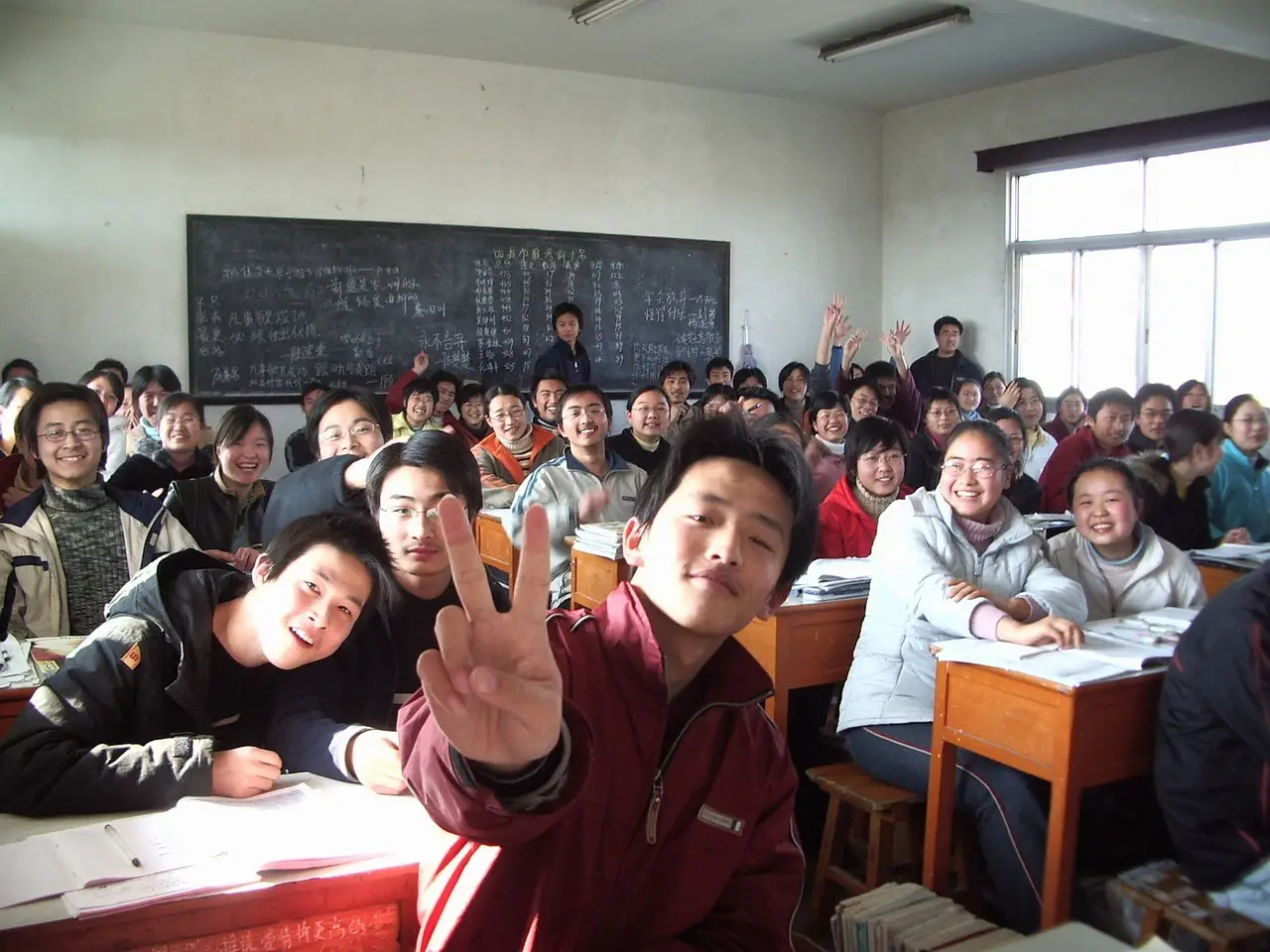 청년- 교실 많은 학생들이 모여앉아 화면을 보고 웃는 모습