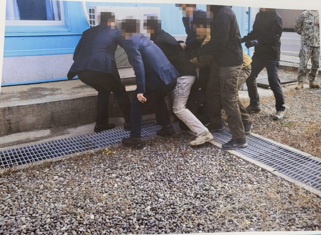  통일부, '흉악범죄'라더니 '북송사진' 여론전 주도