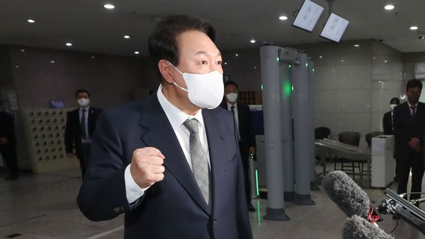  尹, 법무부 인사검증 논란에 “대통령실이 사람 비위 캐는건 안돼” 대통령 비서실은 사정 컨트롤타워 역할 안 하고, 직접 정보 수집 안 하고 ‘공직자 인사 검증’ 조직 설치 위법 지적
