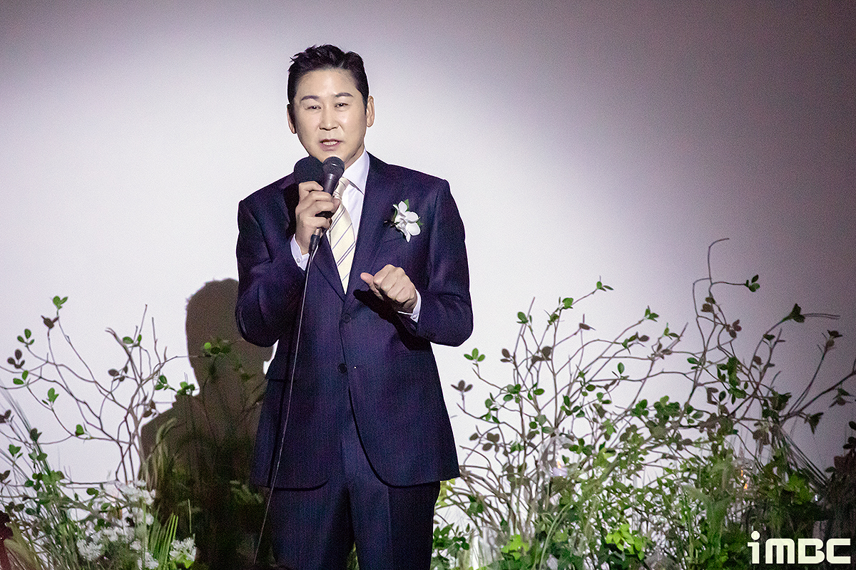 하지원 주례 이효리 축가 신동엽 사회 장도연 이모? 초호화 라인업 정호철 커플 결혼식... 짠한형 신동엽의 힘! 하지원 주례 이효리 축가 신동엽 사회 장도연 이모? 초호화 라인업 정호철 커플 결혼식... 짠한형 신동엽의 힘!