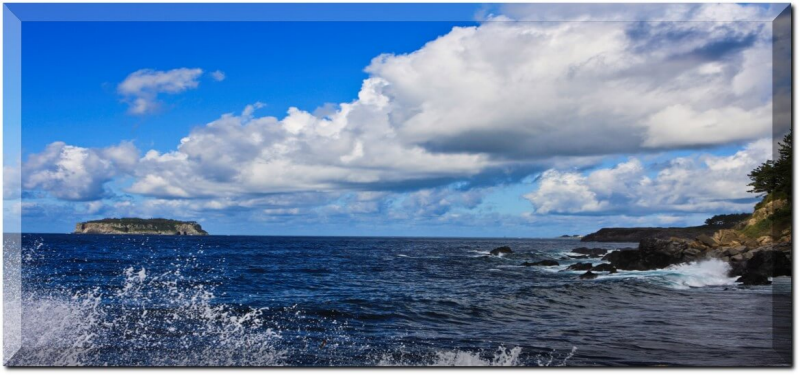화창한 날씨의 부서지는 파도&#44; 푸른하늘 그리고 문섬의 모습