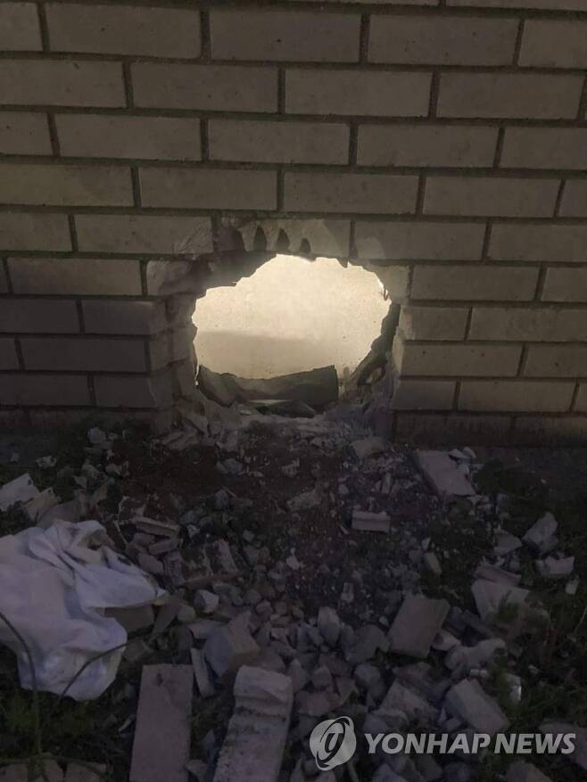 난민들이 감옥 벽에 뚫은 구멍