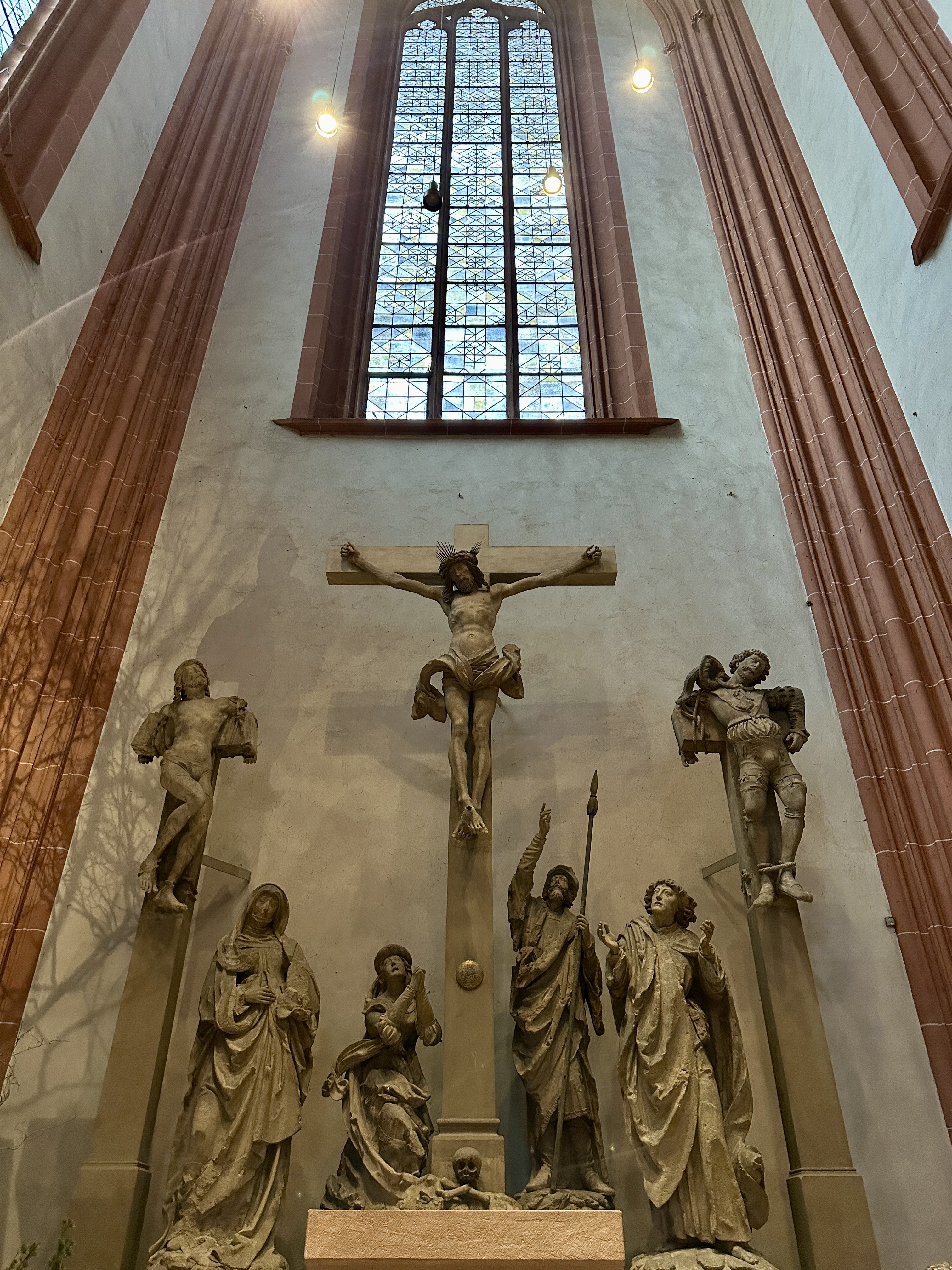 프랑크프루트 대성당 내부 예수님 십자가상