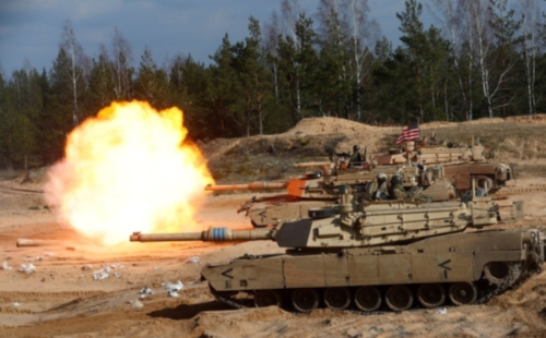 알트태그-미국 육군의 A1 에이브럼스 전차가 주포를 발사하는 훈련 모습.