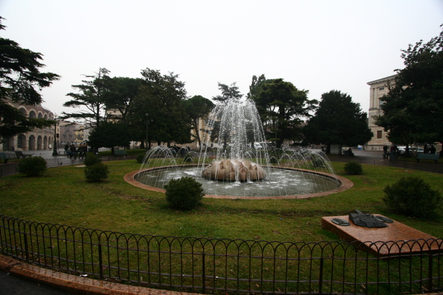 베로나-아레나광장-분수