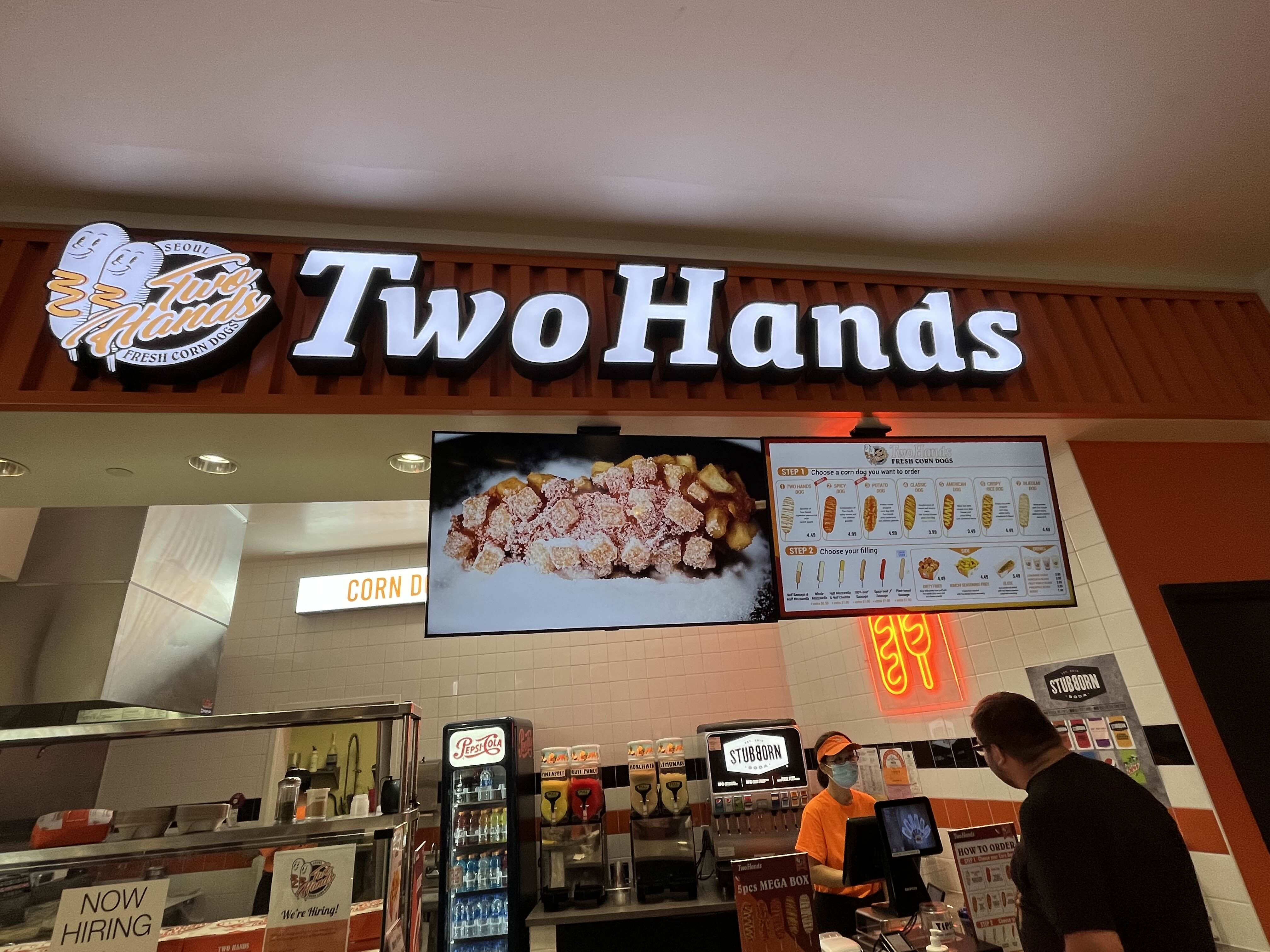 Two Hands 매장입니다.