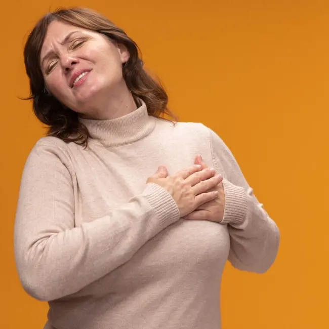 역류성-식도염은-가슴을-쮜어짜는-듯한-통증을-유발하여-심근경색으로-오인할-수-있습니다.