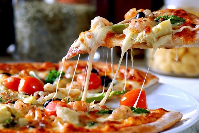 이것은 밀가루로 만든 주요 음식 중 하나인 피자 사진입니다.