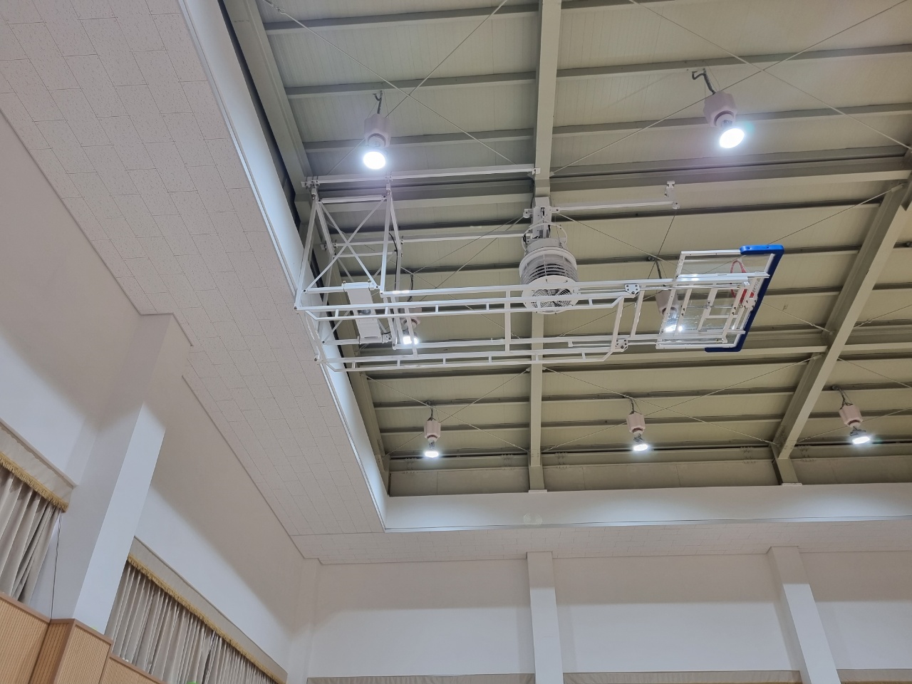  [날개스포츠] 서울삼릉초등학교 천정조하식농구대, 체육관농구대 설치 작업