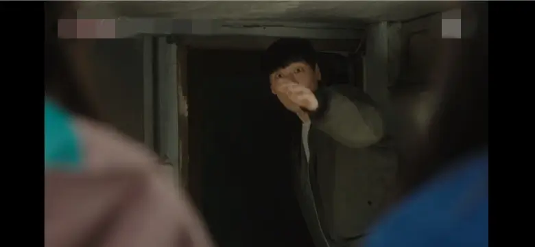 재연장면 아이들을 부르는 손짓