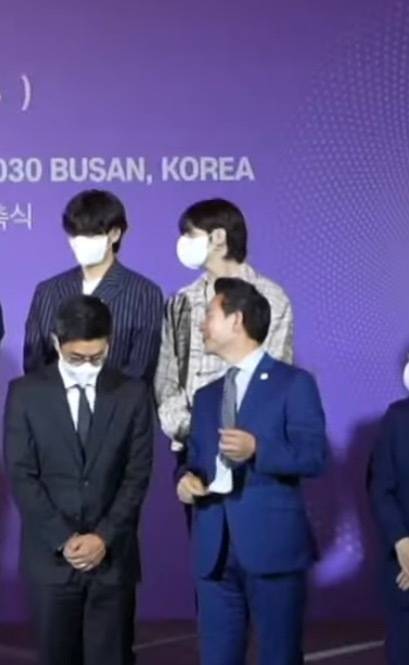 처음 받아보는 정치인들의 대우에 놀란듯한 방탄