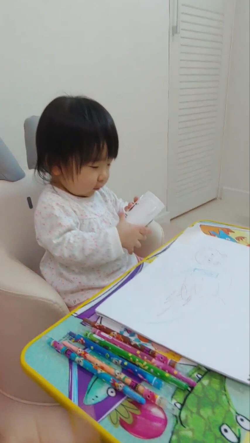 일룸 버니아코 소파에서 슈민이 취미생활1