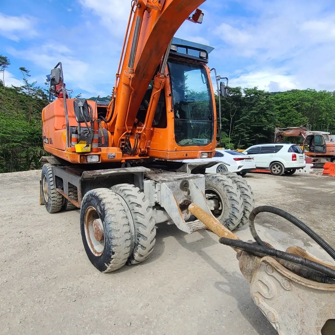  두산 DOOSAN X140W모델 2013년식 6200만원 판매합니다