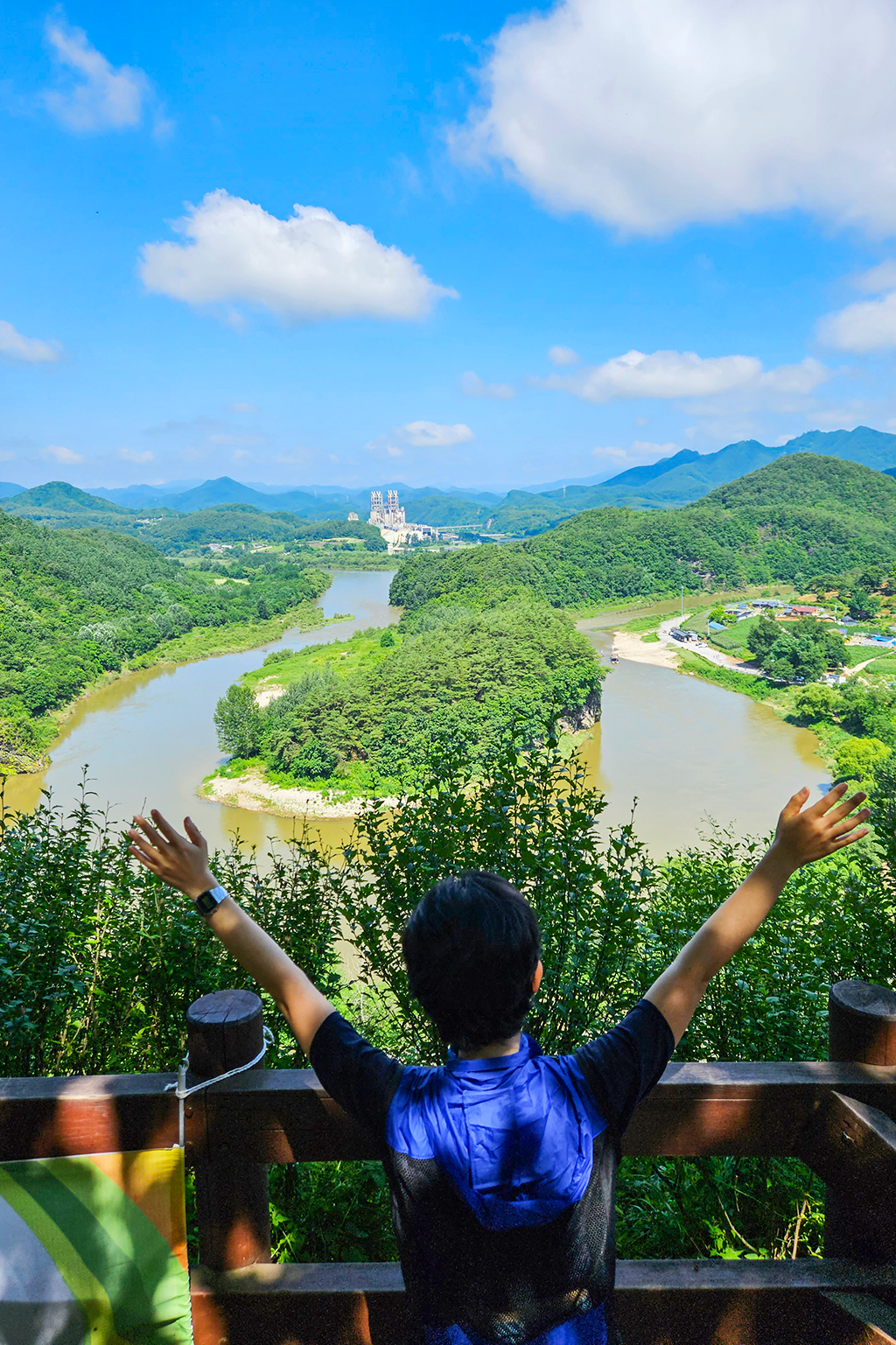 영월 한반도지형을 배경으로 만세 한 뒷모습