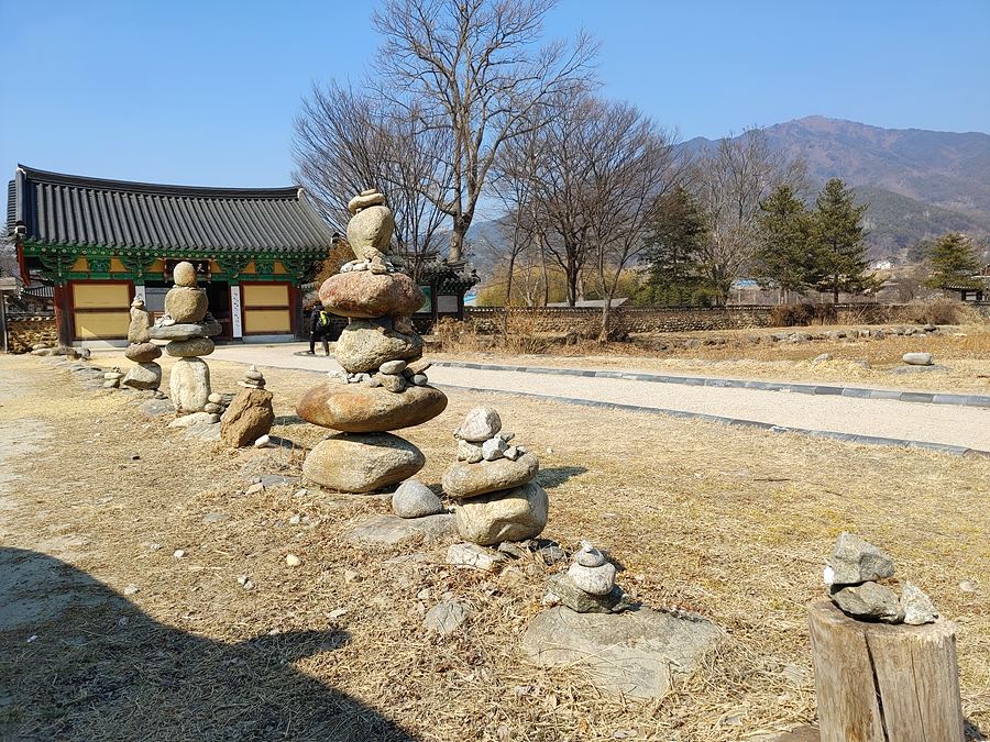 실상사 입구. 아담한 돌탑들이 너무 정겹다.