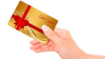 상품증권의 대표 GIft Card로 한 여자가 손에 크로스로 포장된 금색 기프트 카드를 들고 있는 모습