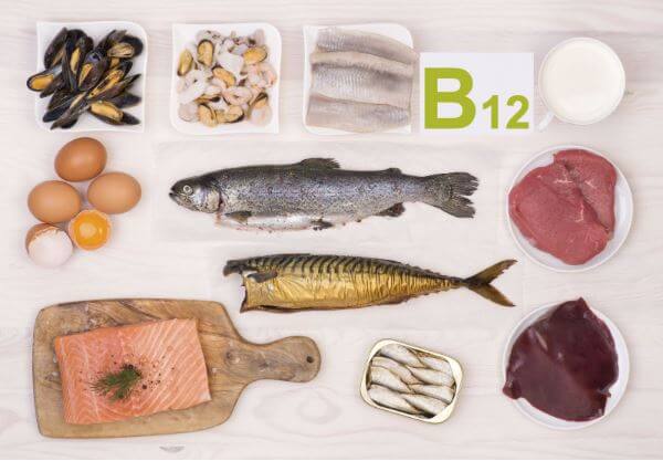 비타민 B12가 포함되어 있는 식품군을 나타낸 사진&#44; 등푸른생선&#44; 달걀&#44; 연어 홍합&#44; 조개류 등등