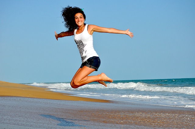 해변에서 점프하는 여자