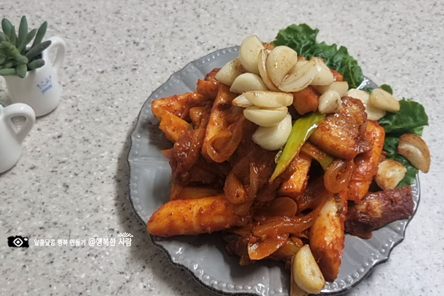 세 가지를 한꺼번에 맛보는 삼겹, 푸살볶음, 고추장삼겹살, 고구마 떡, 고기 5