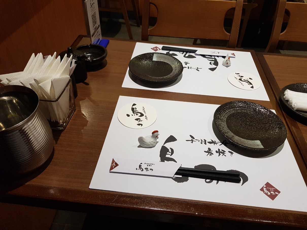 호치민 1군 레탄톤 일본인 거리 닭꼬치(야키토리) 전문점 TORIMITSU - 테이블 세팅