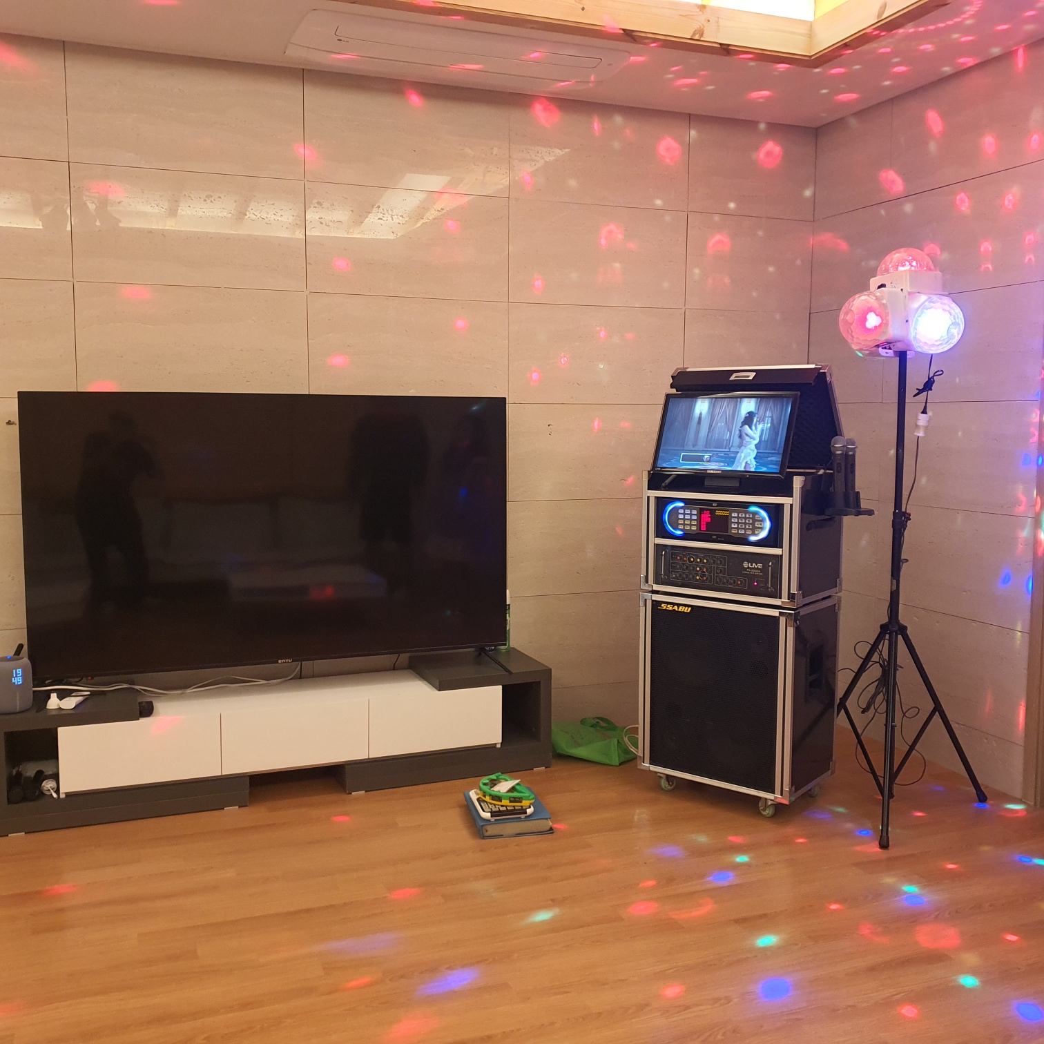  경주 노래방기계대여  카라반펜션에서 노래방기계대여 하였습니다.